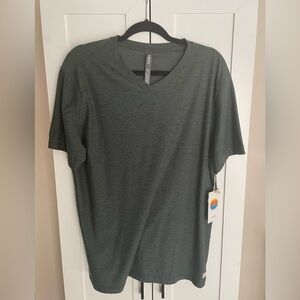 NEW ☀️ Vuori Dark Green V-Neck Short Sleeve Tee - Size Large